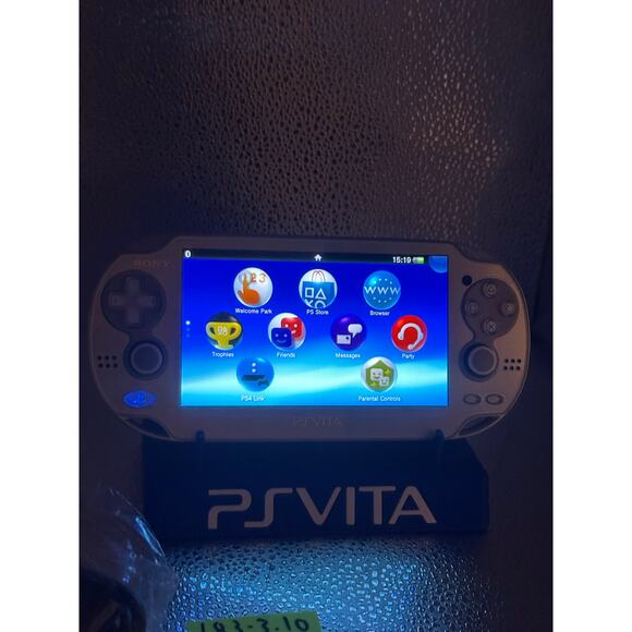Sliver ps vita 1000 OLED w/charger RARE - Picture 4 of 10